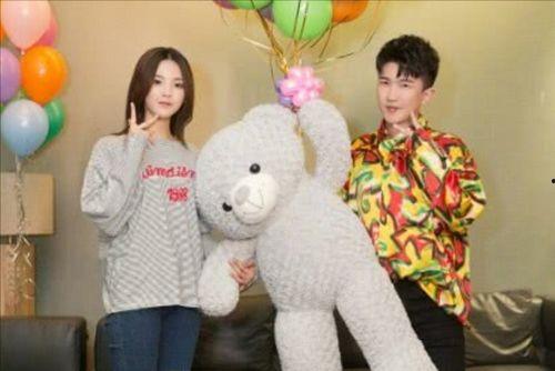 为了吃瓜我进了娱乐圈,意外踏入娱乐圈的奇幻之旅