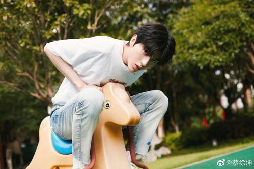 蔡徐坤娱乐吃瓜图片高清